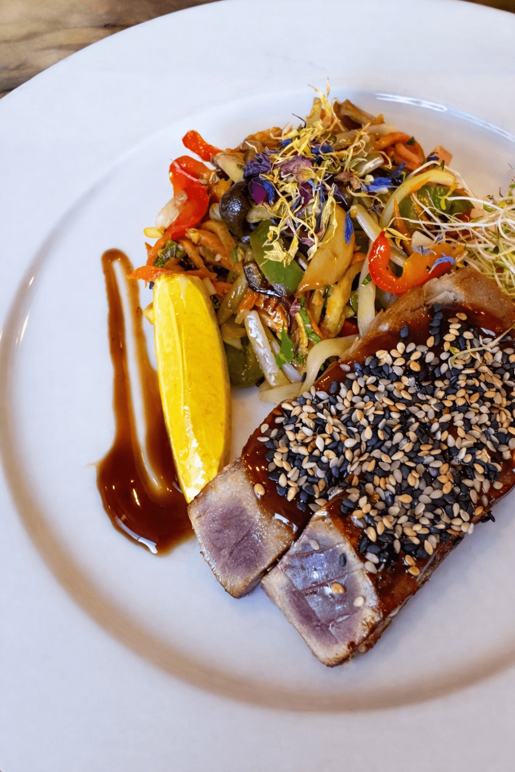 Tataki Thon sésame et légumes sautés